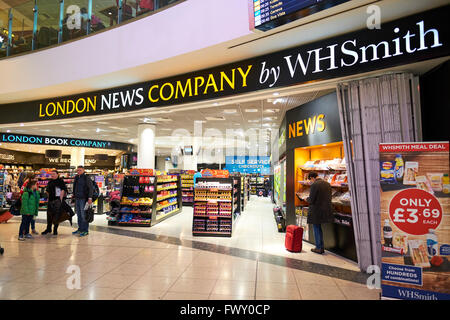 London News Azienda da WH Smith negozio Duty Free del Terminal Nord di Gatwick Airport West Sussex London REGNO UNITO Foto Stock