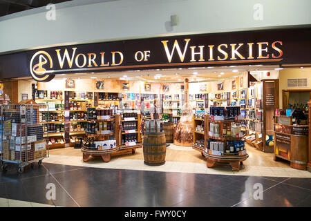 Mondo di whisky al Duty Free Shop del Terminal Nord di Gatwick Airport West Sussex London REGNO UNITO Foto Stock