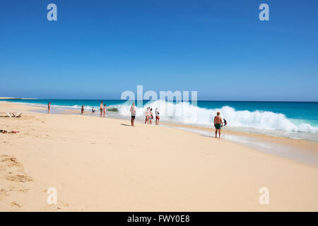 I turisti in Praia de Lacacao spiaggia Boa Vista Isole di Capo Verde in Africa Foto Stock