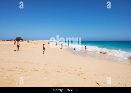 I turisti in Praia de Lacacao spiaggia Boa Vista Isole di Capo Verde in Africa Foto Stock