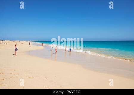 I turisti in Praia de Lacacao spiaggia Boa Vista Isole di Capo Verde in Africa Foto Stock