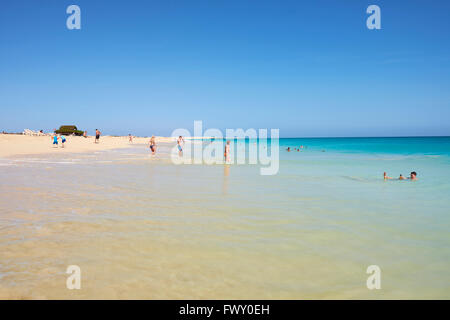 I turisti in Praia de Lacacao spiaggia Boa Vista Isole di Capo Verde in Africa Foto Stock