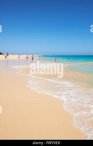 I turisti in Praia de Lacacao spiaggia Boa Vista Isole di Capo Verde in Africa Foto Stock