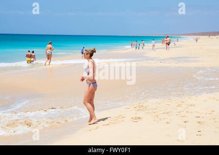 I turisti in Praia de Lacacao spiaggia Boa Vista Isole di Capo Verde in Africa Foto Stock