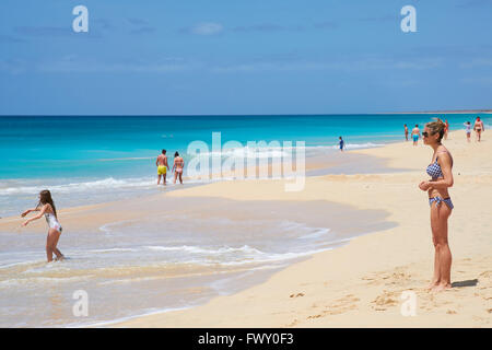 I turisti in Praia de Lacacao spiaggia Boa Vista Isole di Capo Verde in Africa Foto Stock