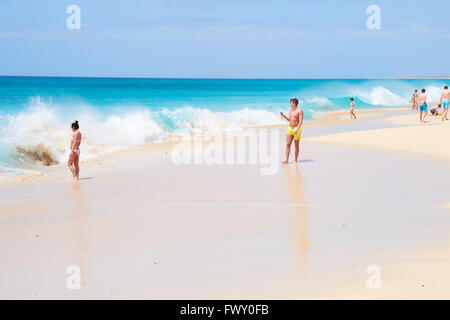 I turisti in Praia de Lacacao spiaggia Boa Vista Isole di Capo Verde in Africa Foto Stock