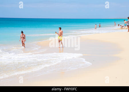 I turisti in Praia de Lacacao spiaggia Boa Vista Isole di Capo Verde in Africa Foto Stock
