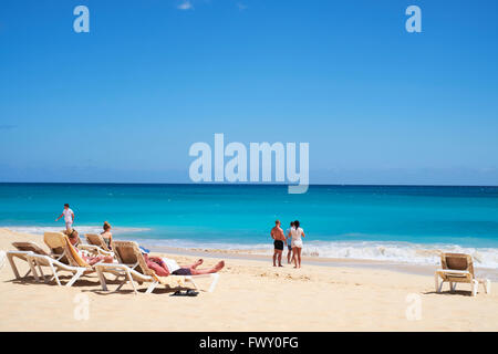 I turisti in Praia de Lacacao spiaggia Boa Vista Isole di Capo Verde in Africa Foto Stock