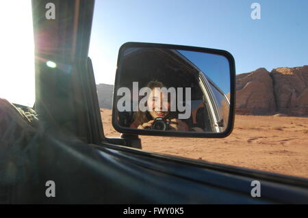 Giovane donna su tour in jeep a Wadi Rum, Giordania Foto Stock