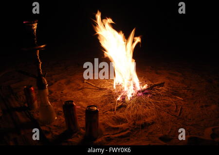 Shisha, vigili del fuoco e della birra a notte nel Wadi Rum, Giordania Foto Stock