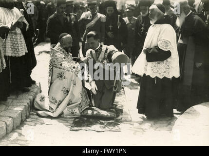 Principe di Piemonte viaggio in Africa e in Palestina: Nazareth, Principe Umberto prima di entrare nel tempio Foto Stock