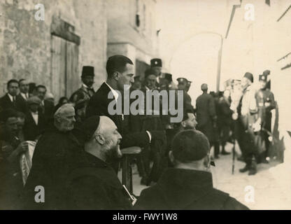 Principe di Piemonte viaggio in Africa e in Palestina: Gerusalemme, il principe Umberto durante la preghiera mistica Foto Stock