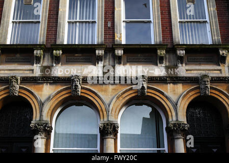 I segni lasciati dai segni sulla ex london e county bank building, High Street, Tonbridge, Kent, Inghilterra Foto Stock