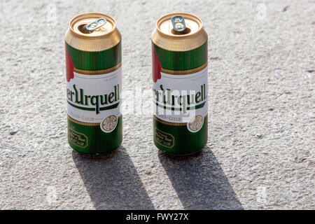 Due lattine di birra ceca marca Pilsner Urquell Foto Stock