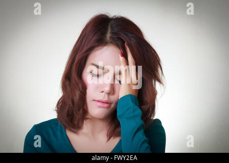 Mal di testa. Giovane donna asiatica con un mal di testa Foto Stock