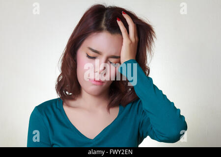 Mal di testa. Giovane donna asiatica con un mal di testa Foto Stock