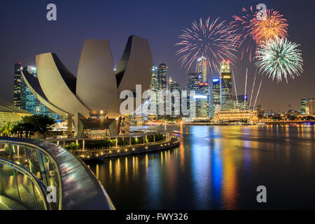 Fuochi d'artificio su Marina Bay a Singapore il giorno nazionale celebrazione di fuochi d'artificio Foto Stock