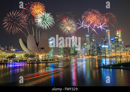 Fuochi d'artificio su Marina Bay a Singapore il giorno nazionale celebrazione di fuochi d'artificio Foto Stock