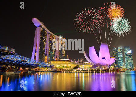 Fuochi d'artificio su Marina Bay a Singapore il giorno nazionale celebrazione di fuochi d'artificio Foto Stock