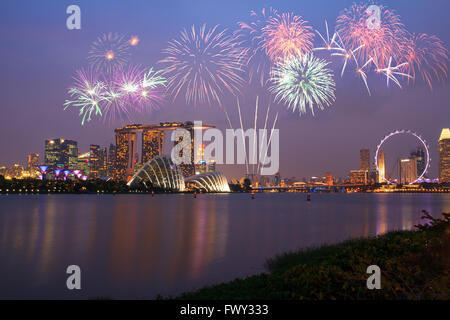 Fuochi d'artificio su Marina Bay a Singapore il giorno nazionale celebrazione di fuochi d'artificio Foto Stock