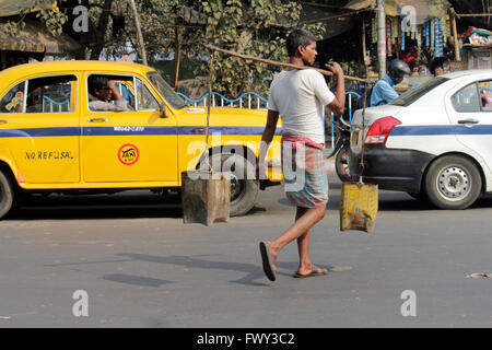 Il grand old ambasciatore giallo taxi di Kolkata Foto Stock