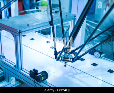 Robot industriale a lavorare in fabbrica,Conveyor tracking Controler di mano robotica. Foto Stock