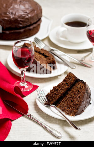 Torta al cioccolato e bicchieri di vino. Messa a fuoco selettiva. Foto Stock
