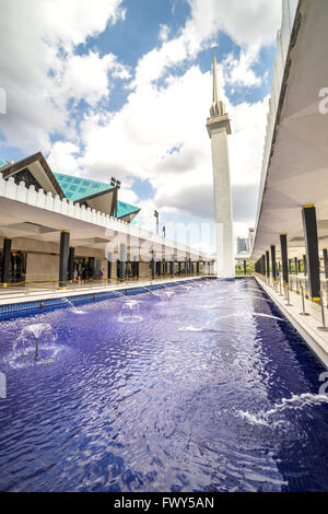 KUALA LUMPUR, Malesia - 10 gennaio 2016: Vista della Moschea Nazionale della Malesia (Masjid Negara). Questa moschea è stata dichiarata aperta su Foto Stock