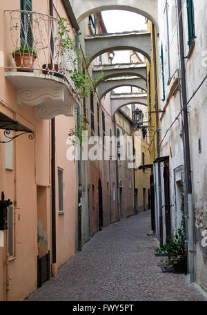 Tipiche italiane strada stretta Foto Stock