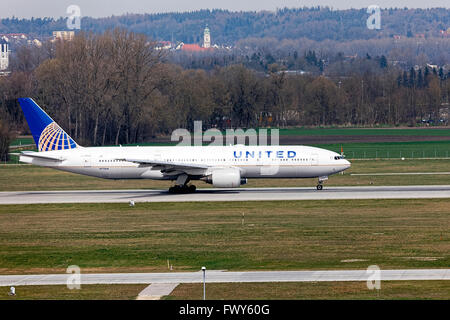 United Airlines Boeing 777-222 su asfalto, l'Aeroporto Franz Josef Strauss di Monaco di Baviera, Baviera, Germania, Europa. Foto Stock