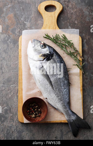 Materie dorada pesce sul tagliere, vista dall'alto Foto Stock