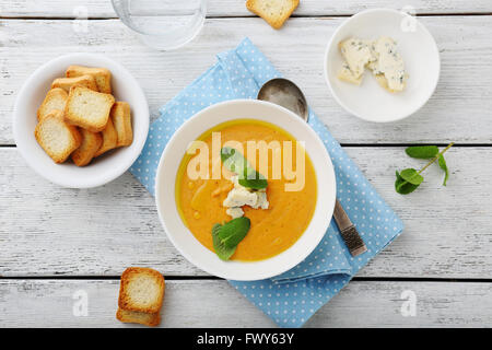 Zuppa di zucca con formaggio blu e crostini Foto Stock