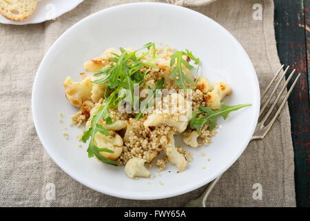 La quinoa con insalata di cavolfiore nel recipiente Foto Stock