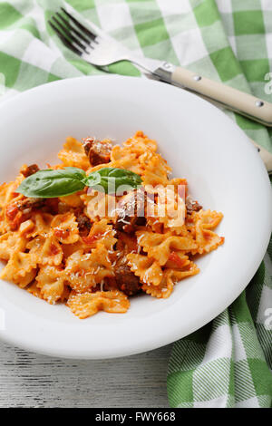 Pasta con carne e funghi, cibo close-up Foto Stock