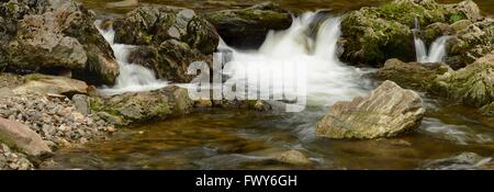 Cascata su alcuni stream con pietre di muschio, orizzontale Foto Stock