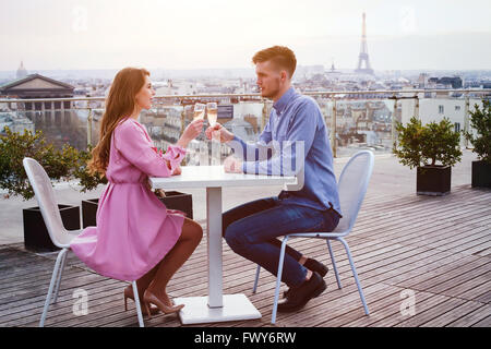 Paio di bere champagne in un lussuoso ristorante sul tetto a Parigi con vista panoramica della Torre Eiffel Foto Stock