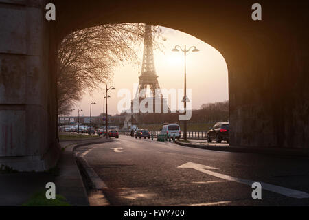 Vista insolita di Parigi Torre Eiffel incorniciato in bridge Foto Stock