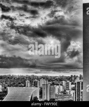 Paesaggio urbano panoramico bianco e nero di Salvador in una giornata nuvolosa e cielo drammatico, Bahia, Brasile Foto Stock