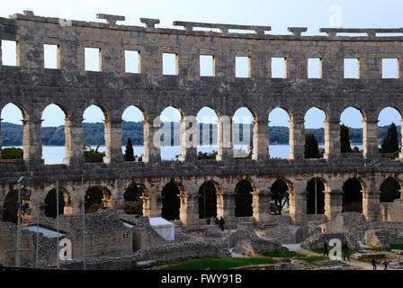 Pula, Istria, Croazia. L'Arena di Pola è il nome dell'anfiteatro situato a Pola, in Croazia. L'Arena è rimasta solo l'anfiteatro romano di avere quattro torri laterali e con tutti e tre i Romani ordini architettonici interamente preservata. Fu costruito nel 27 A.C. - 68 D.C. ed è tra i sei principali superstite arene romane nel mondo. Un esempio raro tra le 200 Romano anfiteatri superstite è anche il meglio conservato antico monumento in Croazia. L'arena è utilizzato come sede di numerosi concerti. Foto Stock
