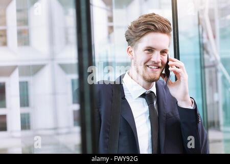 Ritratto di imprenditore sorridente parla al telefono Foto Stock
