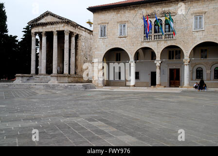 Pula, Istria, Croazia. Il Tempio di Augusto (croato: Augustov hram) è un ben conservato tempio romano nella città di Pola, Croazia (conosciuto in epoca romana come Pola). Dedicato al primo imperatore romano, Augusto, fu probabilmente costruito durante l'imperatore della vita in qualche punto tra il 2 A.C. e la sua morte in AD 14. È stato costruito su un podio con un tetrastilo prostyle portico di colonne corinzie e misura circa 8 m (26 ft) da 17,3 m (57 ft). Il riccamente decorato fregio è simile a quella di un po' più grande e vecchio tempio, la Maison Carrée di Nîmes, Francia Foto Stock