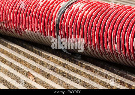 Vecchio tubo rosso in acciaio superficie della griglia Foto Stock