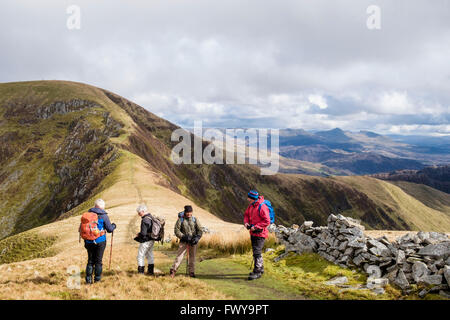 La gente gli escursionisti su Mynydd Tal-y-mignedd escursionismo verso col e Trum y Ddysgl sul presepe Nantlle Ridge percorso nel Parco Nazionale di Snowdonia (Eryri) Wales UK Foto Stock