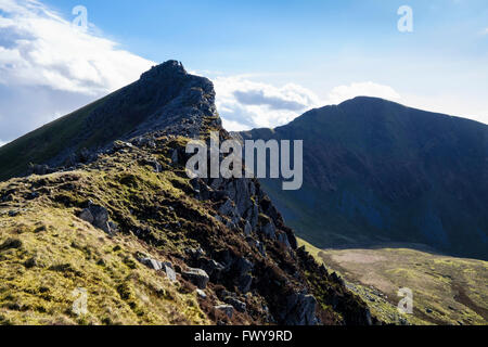 Picco roccioso di Mynydd Drws-y-Coed con Trum y Ddysgl al di là sul crinale Nantlle nelle montagne del Parco Nazionale di Snowdonia (Eryri) Wales UK Foto Stock