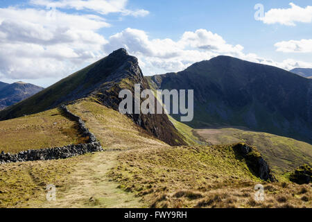 Percorso di Mynydd Drws-y-Coed e Trum y Ddysgl montagne da Y Garn sul crinale Nantlle nel Parco Nazionale di Snowdonia (Eryri). Rhyd Ddu, Gwyned Foto Stock