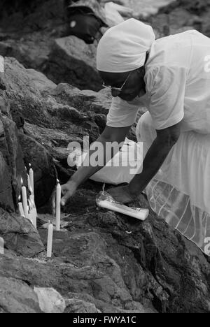 Lady accendendo candele per Iemanjá, offrendo rituale, Iemanjá Party Febbraio 2009, Rio Vermelho Beach, Salvador, Bahia, Brasile, in bianco e nero Foto Stock