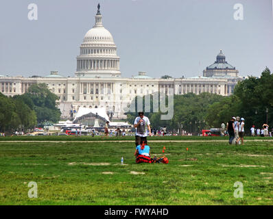 WASHINGTON, STATI UNITI D'America - 27 Maggio 2010: Le persone sono in appoggio vicino a Stati Uniti Campidoglio di Washington DC, Stati Uniti d'America Foto Stock