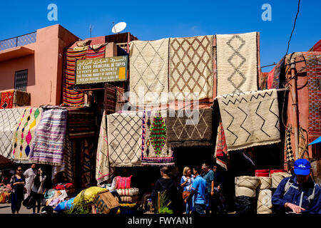 Tappeti per la vendita in una piazza del mercato nella medina di Marrakech, Marocco, Africa del Nord Foto Stock