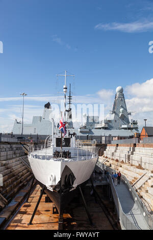 Visto qui nel bacino di carenaggio in Royal Dockyard, Portsmouth, HMS M33 è un M29-monitor di classe della Royal Navy costruito nel 1915. Foto Stock