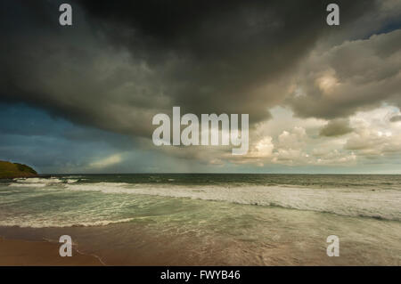 Farol da barra Beach con un cielo drammatico, Salvador, Bahia, Brasile Foto Stock